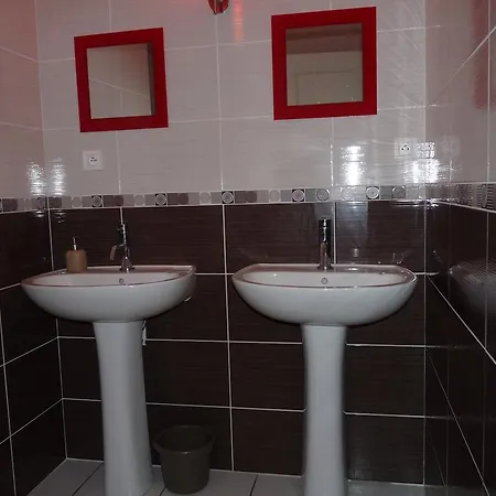 Chambres D'hotes Et Gite Sous La Tonnelle بيت ضيافة Saint-Julien-des-Landes